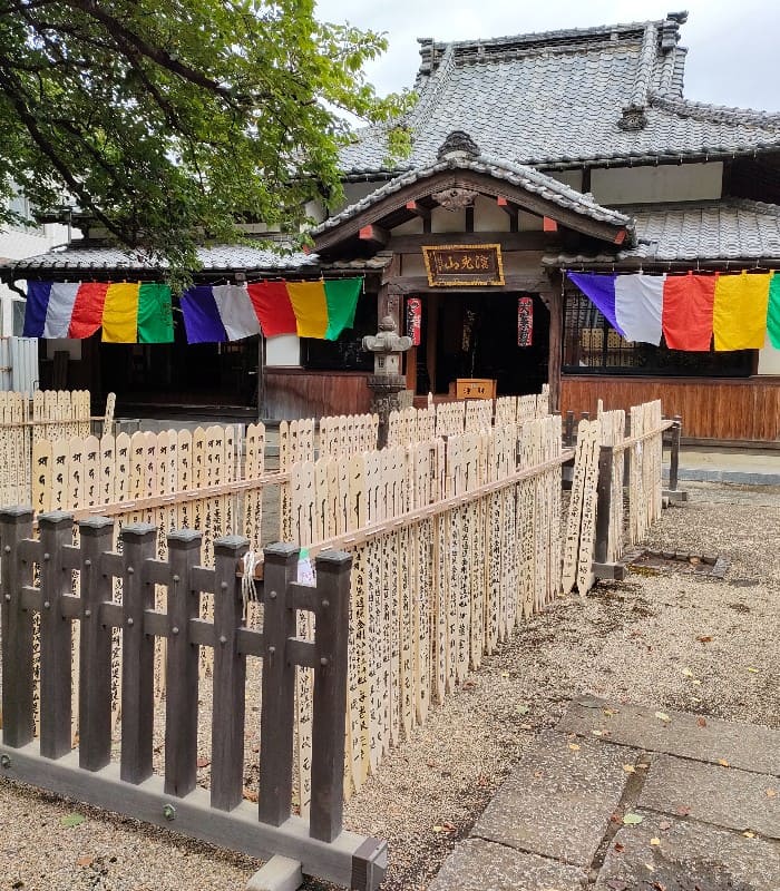 真福寺境内で行われたお施餓鬼の法要風景、参列者と供養塔婆が並ぶ様子
