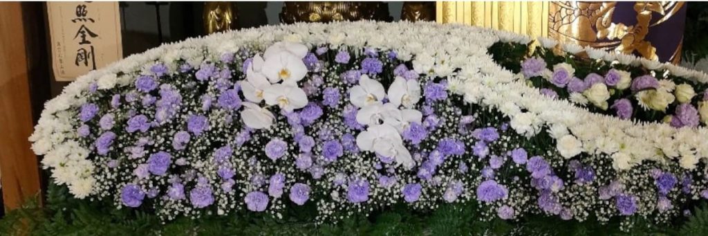 真福寺で行われた葬儀祭壇に飾られた生花