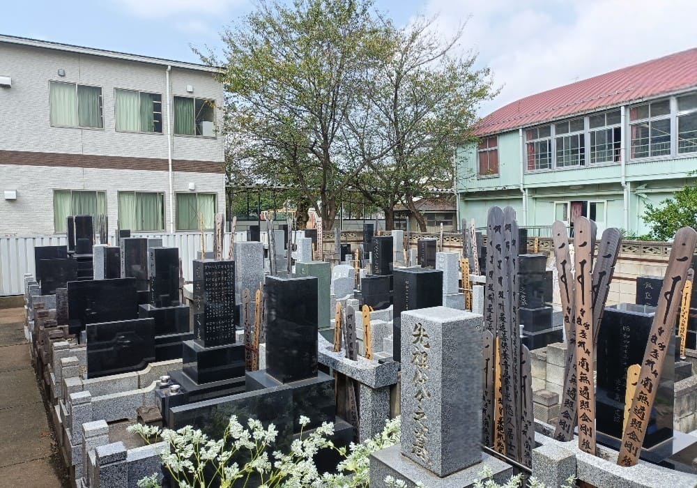 真福寺北側墓地の一般墓の風景